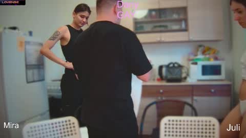 Julia and Mira online show from December 4, 2024, 9:40 am