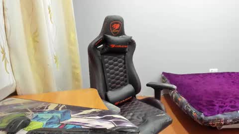 iliaskris online show from December 18, 2025, 7:42 pm