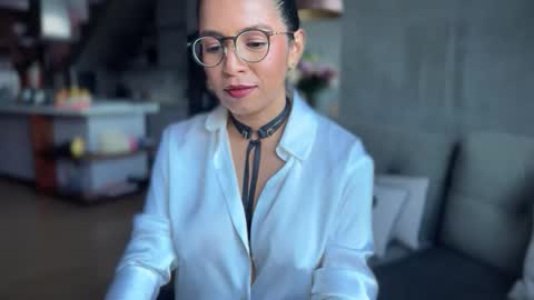 Kloe online show from November 6, 2025, 10:21 pm