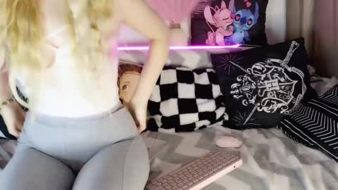 nicollee online show from February 20, 2025, 8:03 pm