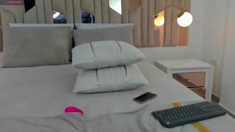 Caro   online show from October 8, 2025, 4:21 am