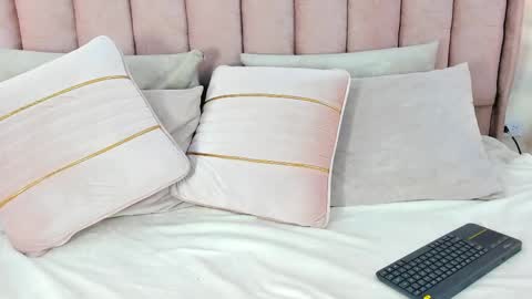 Caro   online show from November 18, 2025, 5:34 am