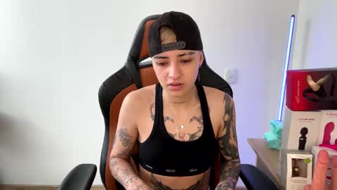 Laia online show from February 15, 2025, 8:33 pm