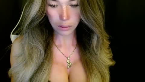 Queen Gwen online show from November 10, 2025, 6:18 pm