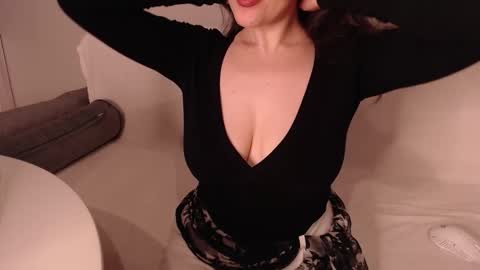 Lin online show from November 24, 2025, 7:35 pm