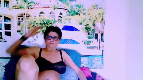 Snapshot of indianallure chatting on December 11, 2024, 1:17 pm Femiez online show from December 11, 2024, 1:17 pm