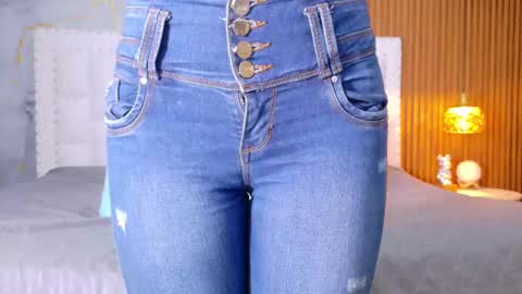 LITTLE AINHOA  online show from September 20, 2025, 7:15 pm