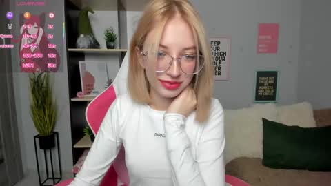 Mia online show from November 19, 2025, 3:34 pm