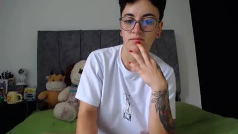 lyan onlyfans n linda online show from June 25, 2026, 1:37 pm