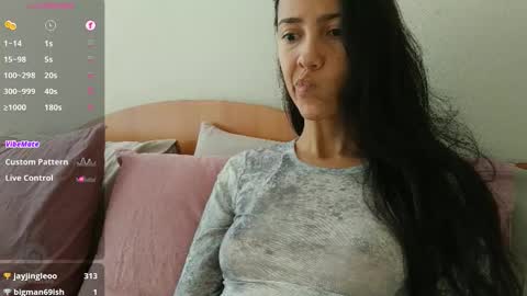 Laroa online show from October 16, 2025, 3:57 pm