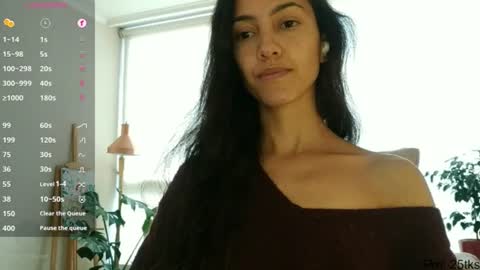 Snapshot of innocentlatiina chatting on June 11, 2026, 6:50 pm Laroa online show from June 11, 2026, 6:50 pm