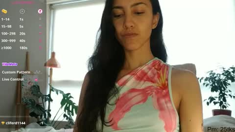 Snapshot of innocentlatiina chatting on June 12, 2026, 7:13 pm Laroa online show from June 12, 2026, 7:13 pm
