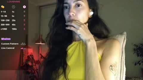 Snapshot of innocentlatiina chatting on June 17, 2026, 11:27 pm Laroa online show from June 17, 2026, 11:27 pm