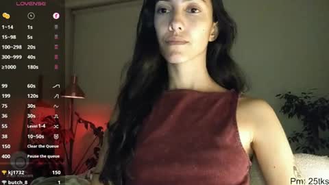 Snapshot of innocentlatiina chatting on June 24, 2026, 12:53 am Laroa online show from June 24, 2026, 12:53 am