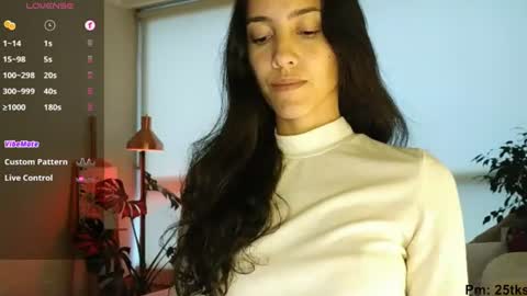 Snapshot of innocentlatiina chatting on July 21, 2026, 9:28 pm Laroa online show from July 21, 2026, 9:28 pm