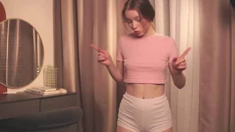 Avie online show from April 21, 2026, 6:44 pm