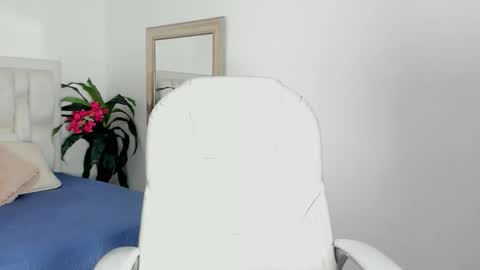 iris8_ online show from November 10, 2025, 12:48 pm