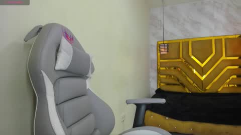 iris_77 online show from October 12, 2025, 7:07 am