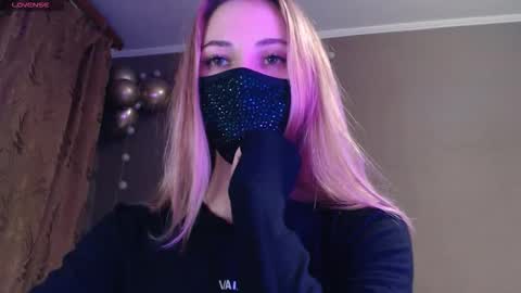 Lily online show from November 11, 2025, 7:36 pm