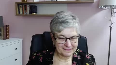 Snapshot of iris_xdesire chatting on December 23, 2024, 10:32 am I R I S online show from December 23, 2024, 10:32 am