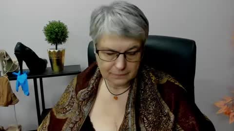 Snapshot of iris_xdesire chatting on January 3, 2025, 10:09 am I R I S online show from January 3, 2025, 10:09 am