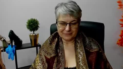 Snapshot of iris_xdesire chatting on February 18, 2025, 10:49 am I R I S online show from February 18, 2025, 10:49 am