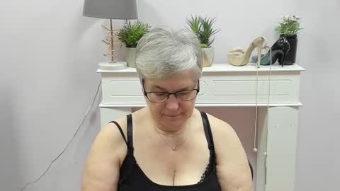 Snapshot of iris_xdesire chatting on December 17, 2025, 7:03 am I R I S online show from December 17, 2025, 7:03 am