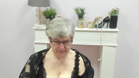 Snapshot of iris_xdesire chatting on February 16, 2026, 7:04 am I R I S online show from February 16, 2026, 7:04 am