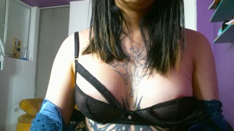 Snapshot of irisbell_ chatting on December 5, 2024, 2:00 pm Camilla online show from December 5, 2024, 2:00 pm