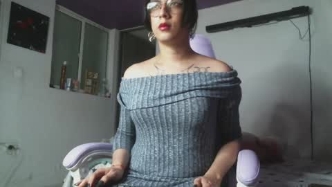 Snapshot of irisbell_ chatting on January 21, 2025, 11:45 pm Camilla online show from January 21, 2025, 11:45 pm