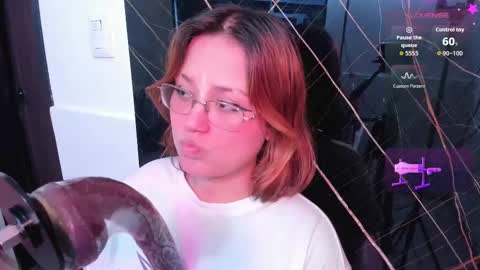 Snapshot of isa_grey_ chatting on September 27, 2025, 9:09 pm Isa online show from September 27, 2025, 9:09 pm