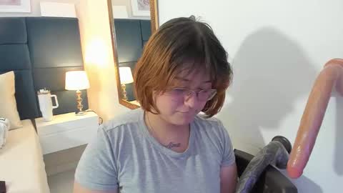 Snapshot of isa_grey_ chatting on November 26, 2025, 6:25 am Isa online show from November 26, 2025, 6:25 am