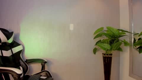 Isaac  online show from December 4, 2025, 9:45 pm