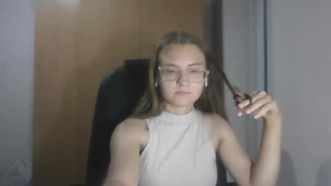 isabel_loveee online show from September 17, 2025, 8:10 pm