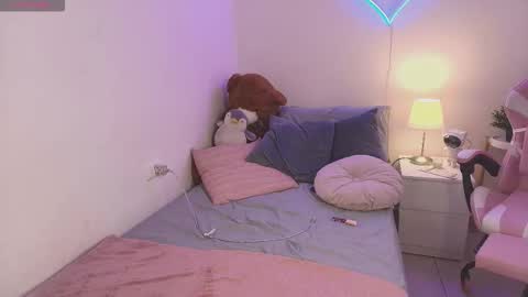 Snapshot of isabel_roux chatting on December 3, 2025, 3:36 am Isabel online show from December 3, 2025, 3:36 am