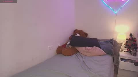 Snapshot of isabel_roux chatting on December 19, 2025, 11:45 pm Isabel online show from December 19, 2025, 11:45 pm