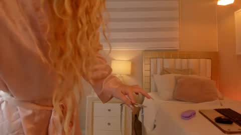 Snapshot of isabela__x chatting on June 8, 2026, 11:32 am isabela__x online show from June 8, 2026, 11:32 am