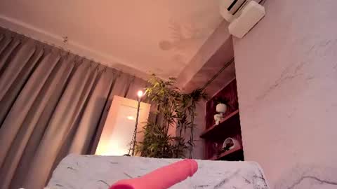 Snapshot of isabelastefano chatting on July 7, 2026, 6:47 am isabelastefano online show from July 7, 2026, 6:47 am