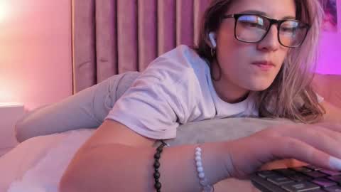 Isabella Rros online show from March 11, 2025, 7:26 am