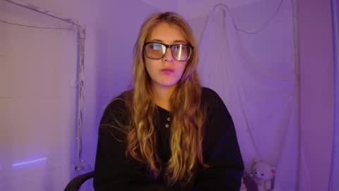 Isabella Rros online show from October 31, 2025, 3:07 am