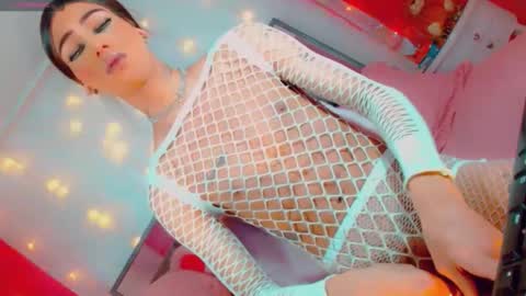 isabellagirs online show from November 16, 2025, 2:44 pm