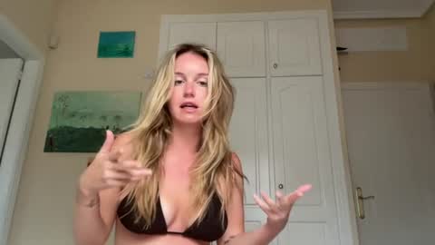 Snapshot of isabellesings chatting on August 7, 2026, 6:10 pm isabellesings online show from August 7, 2026, 6:10 pm