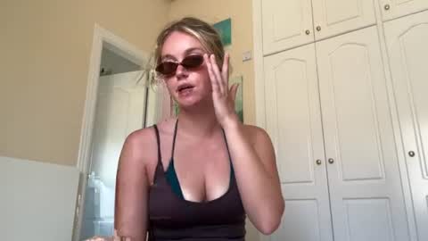 Snapshot of isabellesings chatting on August 9, 2026, 2:11 pm isabellesings online show from August 9, 2026, 2:11 pm