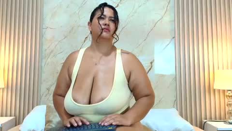 Snapshot of isabellmendez_ chatting on July 28, 2026, 10:42 pm IsabellMendez online show from July 28, 2026, 10:42 pm