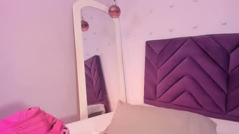 Isabellsmmith online show from September 28, 2025, 7:41 pm