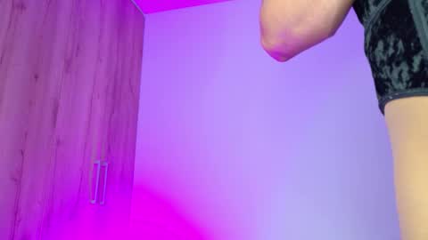 Isabella Hilton online show from March 5, 2026, 12:45 pm