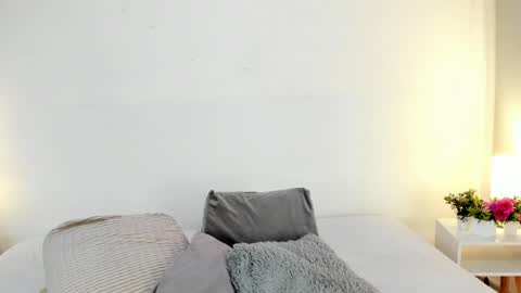 isameow online show from December 4, 2024, 9:35 pm