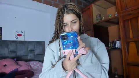 Isabela  online show from September 26, 2025, 3:32 am