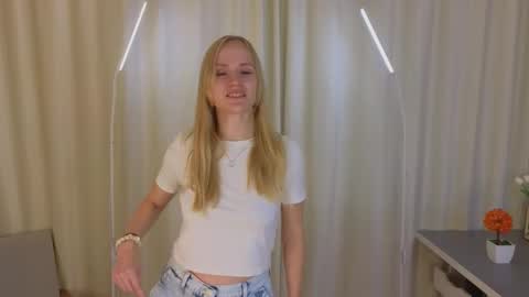 Olivia online show from November 25, 2025, 4:12 am