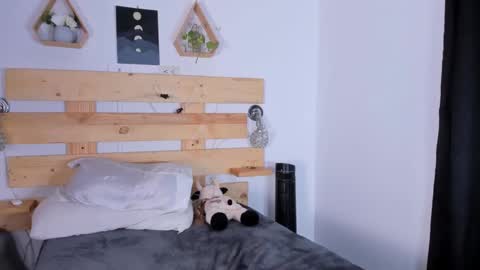 ishabellalopez online show from December 11, 2024, 5:10 am